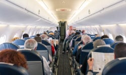 Αεροπλάνο από τη Σκωτία έκανε αναγκαστική προσγείωση στο Ηράκλειο λόγω φασαρίας που προκαλούσε ζευγάρι επιβατών
