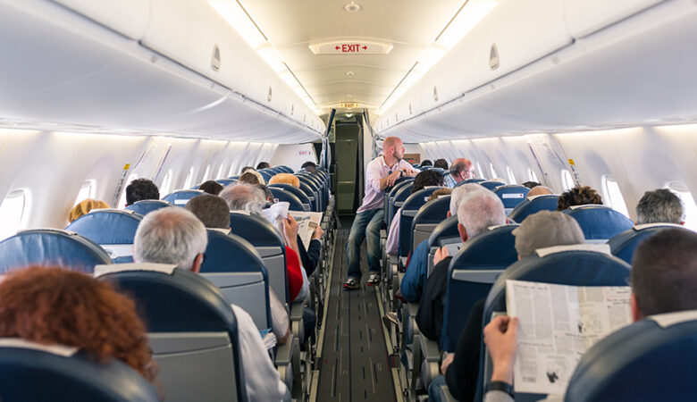 Αεροσυνοδός αποκαλύπτει τον πολύ σοβαρό λόγο για τον οποίο πρέπει να ρωτάς πριν αλλάξεις θέση μέσα στο αεροπλάνο