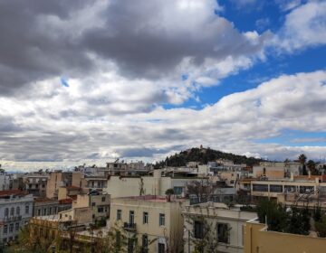 Συννεφιασμένη η Κυριακή των Βαΐων, αλλά με μικρή άνοδο της θερμοκρασίας – Πού θα βρέξει