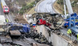 Τραγωδία στα Τέμπη: Μήνυση ονομαστικά και κατά πολιτικών προσώπων καταθέτουν συγγενείς των θυμάτων