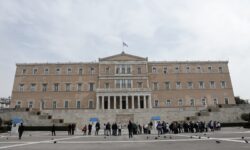 Βουλή: Ψηφίστηκαν το νομοσχέδιο για το Ελληνικό Κτηματολόγιο και η τροπολογία για το «Καλάθι του Άη Βασίλη»