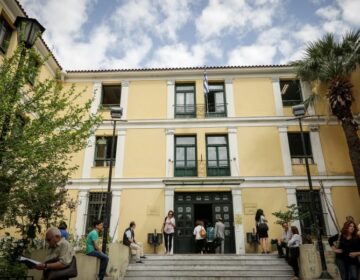 Παράσυρση ανήλικης από μηχανή στην Λιοσίων: Ελεύθεροι μετά τις απολογίες τους δύο από τους κατηγορούμενους