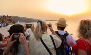 Η Ελλάδα αποκτά μια σταθερή βάση τουριστικών ροών στα επίπεδα των 30 εκατομμυρίων αφίξεων