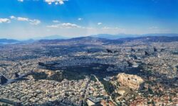 Μαχητικά αεροσκάφη πέταξαν πάνω από τον ιερό βράχο της Ακρόπολης – Δείτε βίντεο