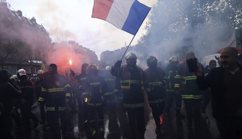 Δεκάδες χιλιάδες Γάλλοι διαδηλώνουν κατά της μεταρρύθμισης του συνταξιοδοτικού