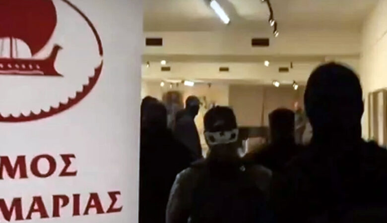 Ταυτοποιήθηκαν πέντε Χρυσαυγίτες για την εισβολή σε έκθεση Σκοπιανού καλλιτέχνη στην Καλαμαριά