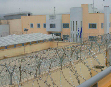 Οι αντιφάσεις του αρχιφύλακα στις φυλακές Δομοκού: «Πώς μπορεί να δολοφονείται κάποιος μπροστά σου και να μη δεις;»