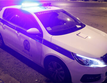 Χειροβομβίδα εξερράγη στον Κορυδαλλό – Προκλήθηκαν ζημιές σε δύο σπίτια και έξι αυτοκίνητα