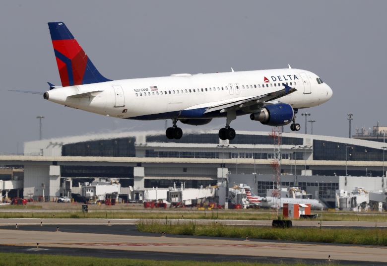 Επιβάτης σε πτήση της Delta Airlines έπαθε διάρροια και προκάλεσε συναγερμό: Το αεροπλάνο έκανε αναγκαστική προσγείωση λόγω «βιολογικού κινδύνου»