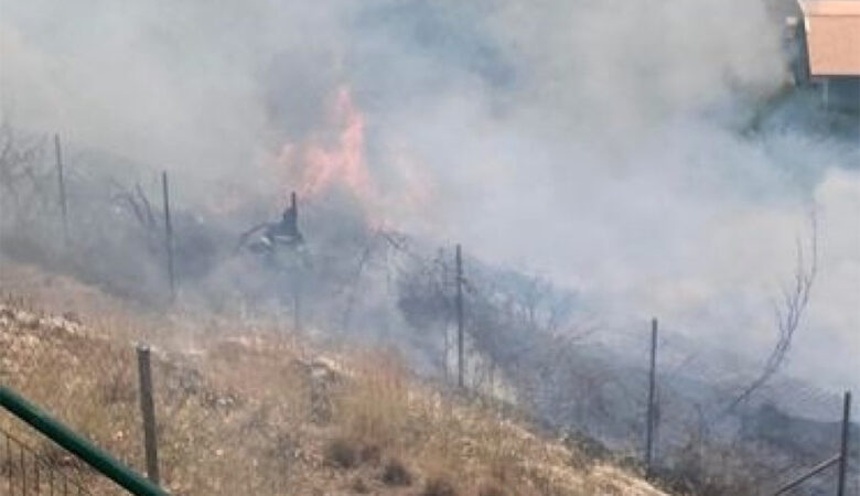 Φωτιά σε δασική έκταση στην Κεφαλονιά – Καίει κοντά σε κατοικημένη περιοχή