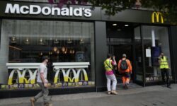 Βρετανία: Σεξουαλική παρενόχληση, ρατσισμό και bullying καταγγέλλουν δεκάδες πρώην και νυν υπάλληλοι των McDonald’s