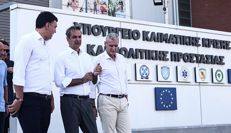 Στην Αθήνα ο πρωθυπουργός ενημερώθηκε για τις πυρκαγιές σε σύσκεψη – Δείτε φωτογραφίες