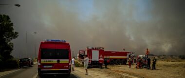 Συναγερμός για φωτιά κοντά σε σχολεία στο Πλατάνι Πατρών