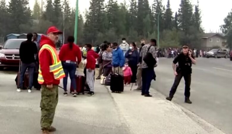 Καναδάς: Χιλιάδες άνθρωποι στον βορρά απομακρύνονται για να γλιτώσουν από τις πυρκαγιές