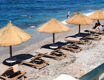 Ποιες είναι οι 198 «απάτητες παραλίες» στην Ελλάδα, όπου απαγορεύονται οι ομπρέλες και οι ξαπλώστες