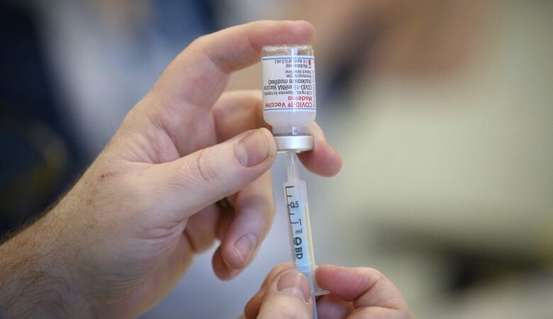 Αγγλία: Επισπεύδεται η έναρξη της εμβολιαστικής περιόδου λόγω της υποπαραλλαγής του κορονοϊού ΒΑ.2.86