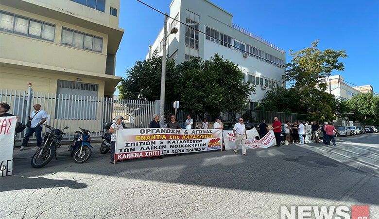 Διαμαρτυρία έξω από εταιρεία για την ακύρωση πλειστηριασμού σπιτιού οικογένειας στη Θήβα