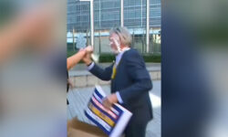 Βέλγιο: Βίντεο με ακτιβίστριες να πετούν τάρτα με κρέμα στο πρόσωπο του διευθύνοντα συμβούλου της Ryanair