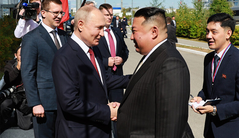 Πούτιν σε Κιμ Γιονγκ Ουν: «Χαίρομαι που σας βλέπω» – Ο Ρώσος πρόεδρος έσφιξε το χέρι του ηγέτη της Βόρειας Κορέας