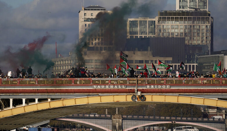 Χάος στο Λονδίνο – Η αστυνομία συγκρούστηκε με ακροδεξιούς σε διαδήλωση υπέρ των Παλαιστινίων