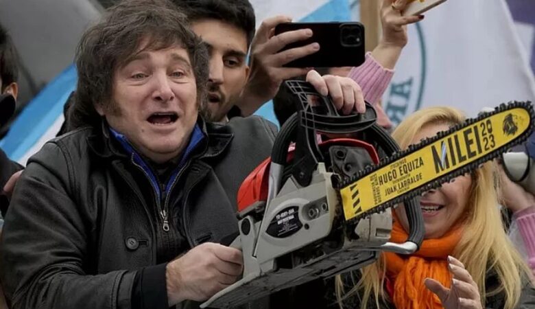 Αργεντινή: Νέος πρόεδρος της χώρας ο άκρως φιλελεύθερος Χαβιέρ Μιλέι που υποσχέθηκε πως θα κόψει τις κρατικές δαπάνες με αλυσοπρίονο
