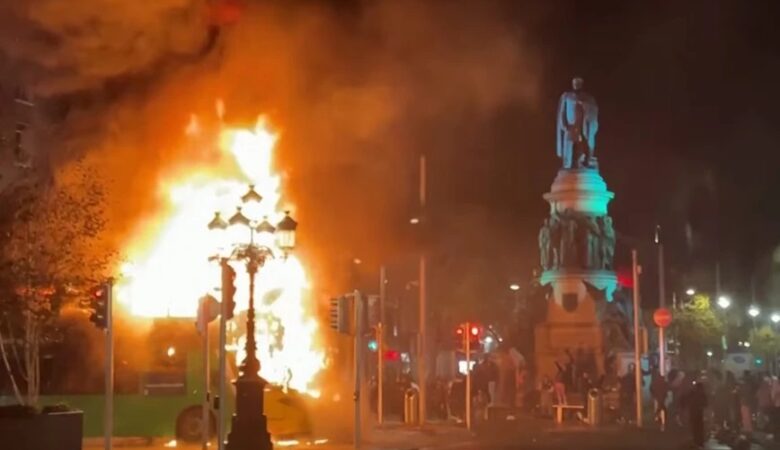 Άγρια νύχτα στο Δουβλίνο: Ξέσπασαν επεισόδια μετά την αιματηρή επίθεση με μαχαίρι που πραγματοποίησε Αλγερινός – Δείτε βίντεο