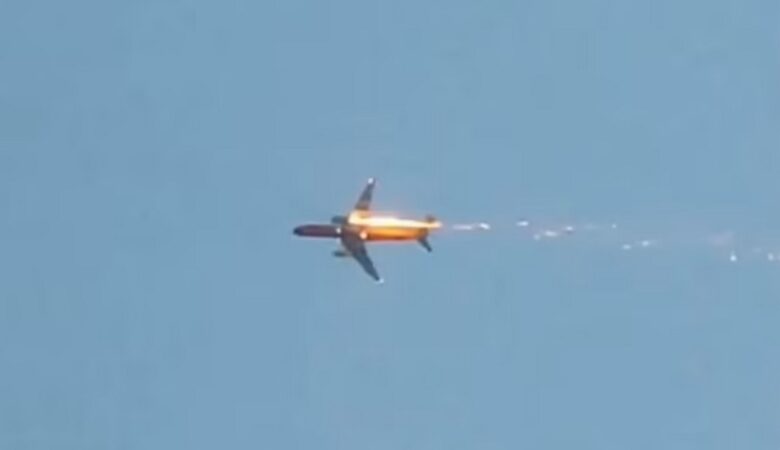 Τρόμος σε πτήση στη Ρωσία – Εκρήξεις και φωτιά σε δύο κινητήρες αεροπλάνου