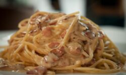 Χαμός στην Ιταλία για το πώς φτιάχνεται με αυθεντικό τρόπο η σάλτσα καρμπονάρα