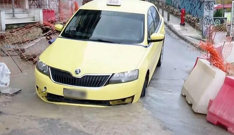 «Βυθίστηκε» ταξί στη Λεωφόρο Αλεξάνδρας λόγω κακοκαιρίας – Δείτε βίντεο