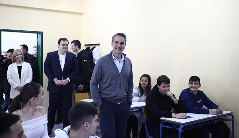 Ο Μητσοτάκης μίλησε με μαθητές στο ΕΠΑΛ στο Πέραμα: «Κεντρική μας δέσμευση η ενίσχυση της τεχνικής και επαγγελματικής εκπαίδευσης»