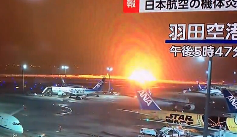 Φωτιά σε αεροπλάνο της Japan Airlines: Οι 379 επιβαίνοντες έχουν απομακρυνθεί με ασφάλεια – Συγκλονιστικό βίντεο μέσα από αυτό