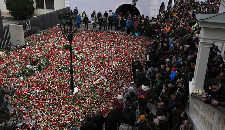 Μακελειό στην Πράγα: Σχηματίστηκε ανθρώπινη αλυσίδα στη μνήμη των 14 θυμάτων της επίθεσης στην Σχολή Καλών Τεχνών