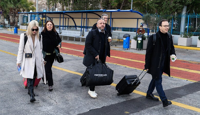 Αναχώρησαν για τις Σπέτσες τα μέλη της Κ.Ο. του ΣΥΡΙΖΑ – Ξεκινά η διήμερη συνάντηση εργασίας