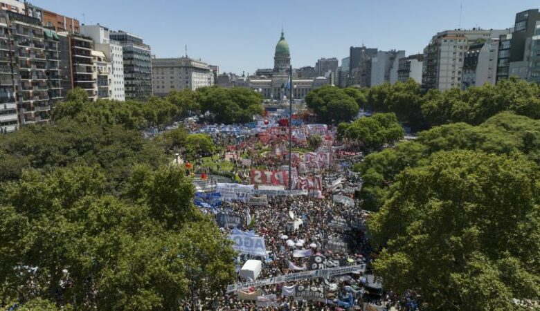 Αναβρασμός στην Αργεντινή: Η πρώτη μαζική κινητοποίηση εναντίον του ακραίου φιλελεύθερου προέδρου Χαβιέρ Μιλέι