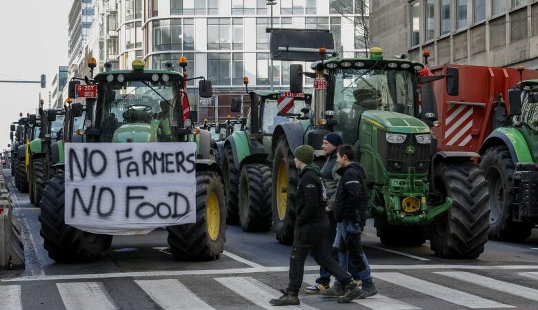 Αγρότες απέκλεισαν τα σύνορα Ολλανδίας-Βελγίου κοντά στο Μάαστριχτ