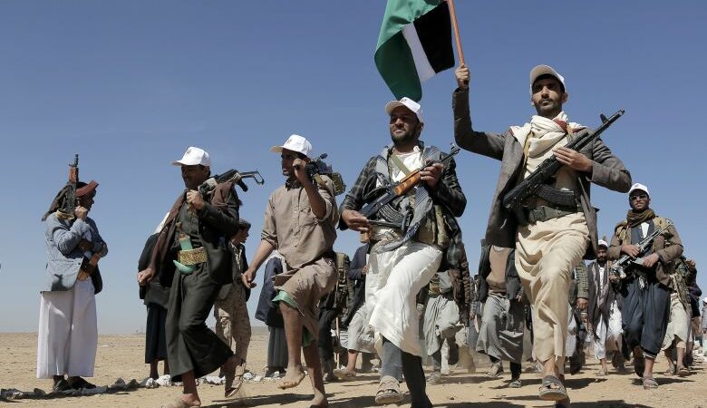 Οι Χούθι απειλούν ότι θα συνεχίσουν τις επιθέσεις στην Ερυθρά Θάλασσα