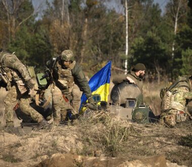 Ο πόλεμος στην Ουκρανία θα εισέλθει σε κρίσιμη φάση τους επόμενους δύο μήνες, εκτίμησε ο επικεφαλής του ουκρανικού στρατού ξηράς