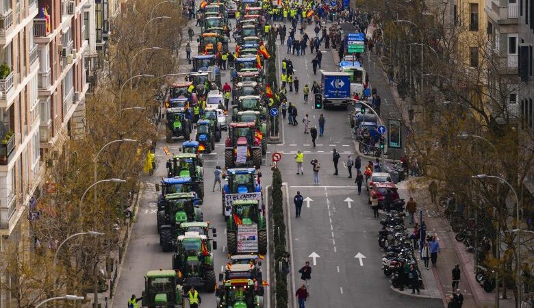Οι Ισπανοί αγρότες κατέβηκαν και πάλι με τρακτέρ στο κέντρο της Μαδρίτης