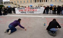 Τραγωδία στα Τέμπη: Έσπευσαν να σβήσουν τα ονόματα των θυμάτων μπροστά από τη Βουλή