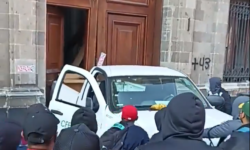 Βίντεο με διαδηλωτές που σπάνε με φορτηγάκι την πόρτα του προεδρικού μεγάρου στο Μεξικό