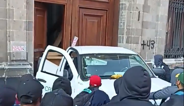 Βίντεο με διαδηλωτές που σπάνε με φορτηγάκι την πόρτα του προεδρικού μεγάρου στο Μεξικό