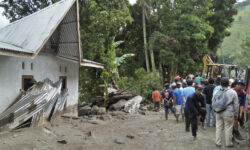 Τουλάχιστον 18 νεκροί και 5 αγνοούμενοι από πλημμύρες στο νησί Σουμάτρα της Ινδονησίας