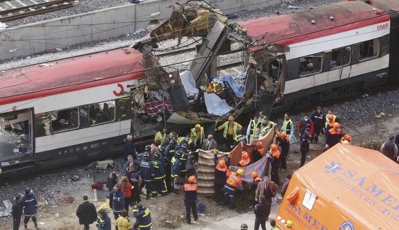 Λουλούδια, μουσική και ενός λεπτού σιγή για την 20η επέτειο μνήμης από τις τρομοκρατικές επιθέσεις σε τρένα της Μαδρίτης