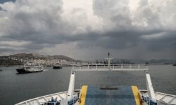 Άνδρας έπεσε στη θάλασσα από ferry boat στον δίαυλο της Σαλαμίνας