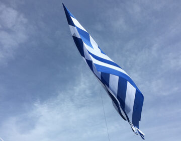 Κομοτηνή: Συνελήφθη άνδρας που κατέβασε την ελληνική σημαία από κτίριο και την έκαψε