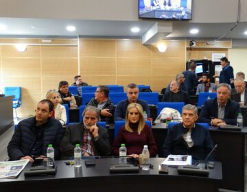 Τραγωδία στα Τέμπη: Ένταση στο Περιφερειακό Συμβούλιο Θεσσαλίας με γονείς θυμάτων και τον Κώστα Αγοραστό