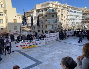 Συγκέντρωση διαμαρτυρίας έξω από το Εφετείο Αθηνών για την 12χρονη από τον Κολωνό – Δείτε φωτογραφίες του News
