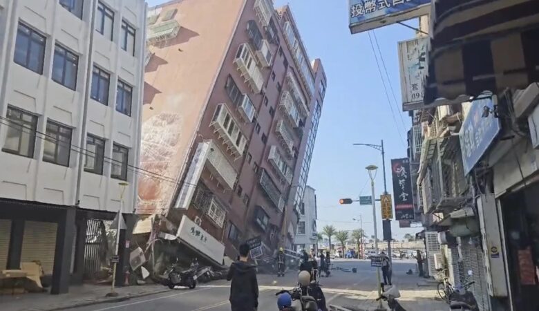 Ισχυρός σεισμός 7,5 Ρίχτερ στην Ταϊβάν – Προειδοποίηση για τσουνάμι, κατέρρευσαν κτίρια