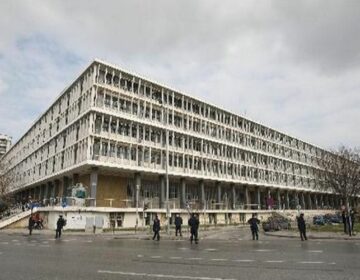 Προσποιούνταν τις κωφές και ζητούσαν οικονομική στήριξη για ανύπαρκτο ίδρυμα – Καταδικάστηκε 22χρονη από τη Ρουμανία