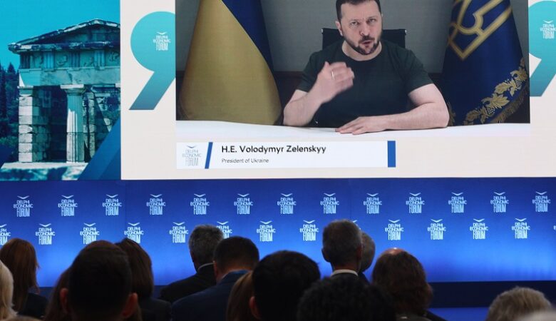 Ζελένσκι: Πρέπει να απομονώσουμε πλήρως τη Ρωσία, όχι να παίζουμε μαζί της